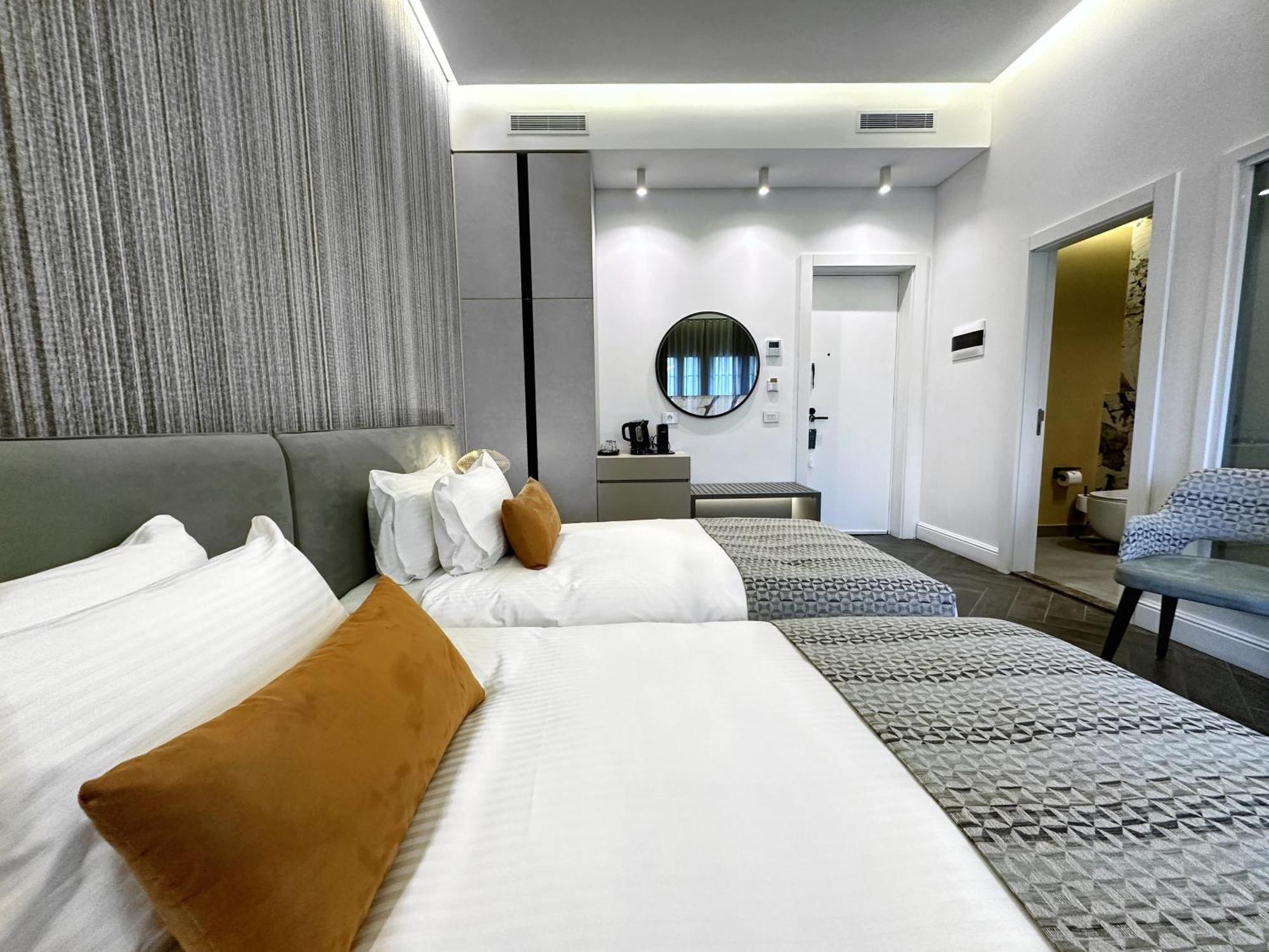 10 Stories Hotel *